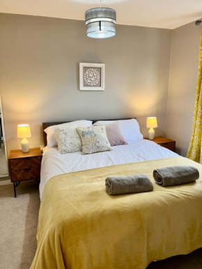 Canada House - Sleeps 6 -3 King or 6 Single Ideal for contractors